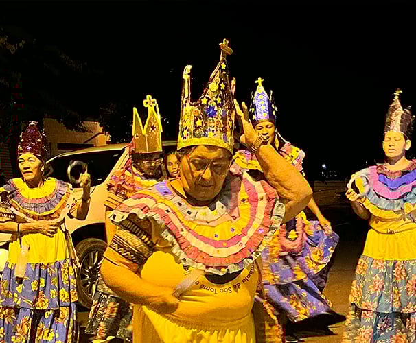 D.ª Eunilde liderando o Reisado em São Tomé, símbolo da cultura e resistência quilombola