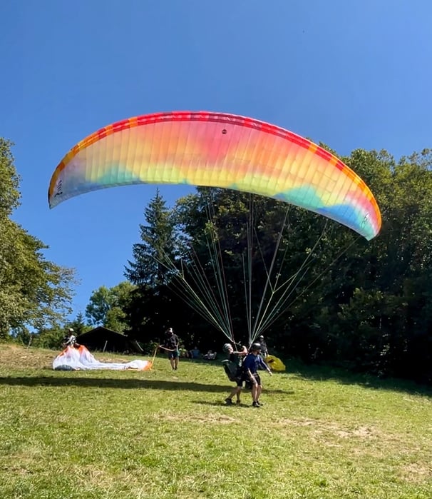 un pilote biplace s'apprête à décoller. 