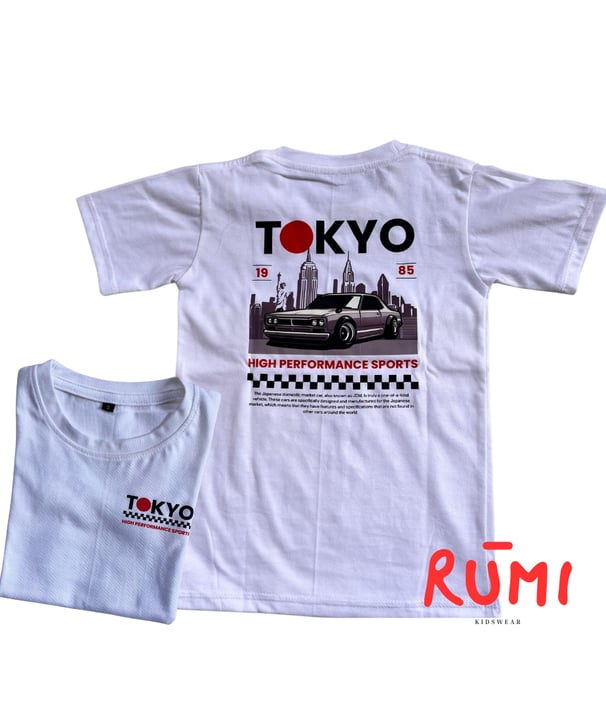 Kaos anak putih bertema Tokyo High Performance Sports dengan desain mobil dan skyline, brand RŪMI Kidswear.