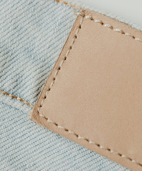 patch en cuir sur un jean clair