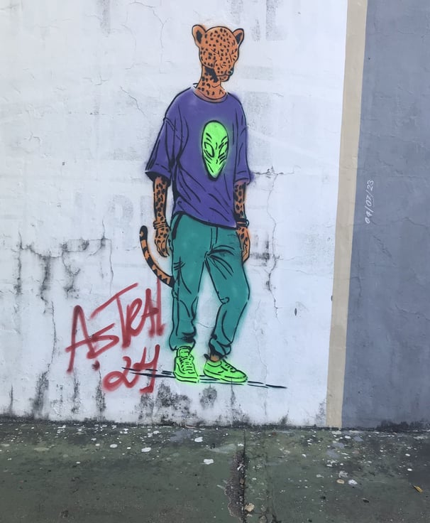 Sérgio Astral transforma as ruas de Barra do Garças com arte urbana de onças humanas.