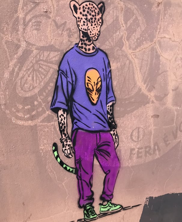 Onças humanas de Sérgio Astral destacam a arte urbana nas ruas de Barra do Garças.