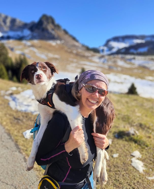 randonneuse et son chien