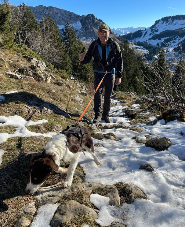 randonnée avec son chien en laisse
