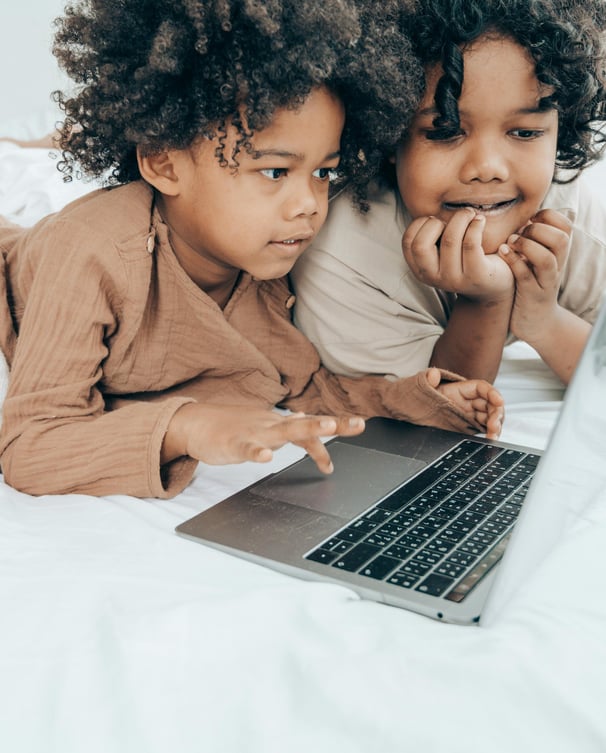 deux enfants devant un ordinateur