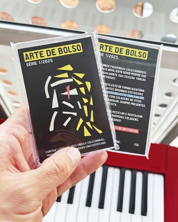 foto de uma mão segurando dois pacotes da série arte de bolso.