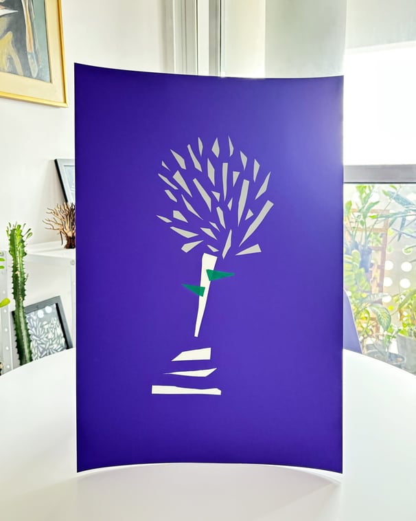 arte de fitas adesivas prata, branca e verde sobre papel roxo.