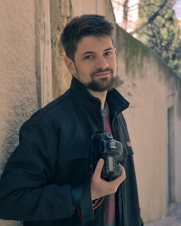 portrait d'un photographe professionnel souriant