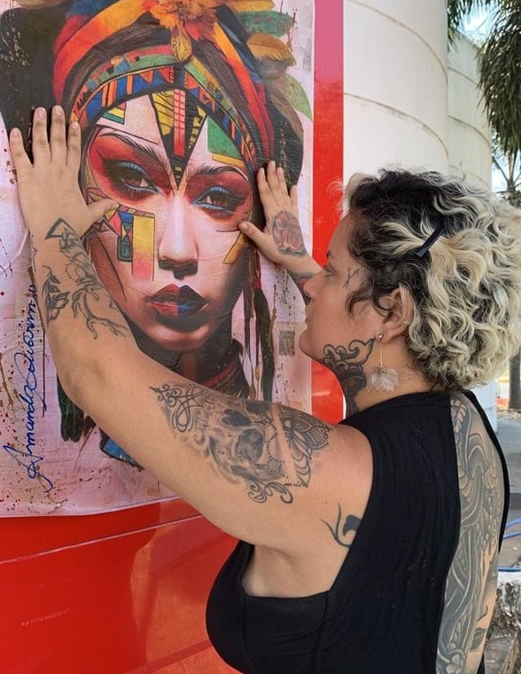 Amanda Amorim finalizando a colagem de sua obra de lambe-lambe no Centro Cultural Valdo Varjão.