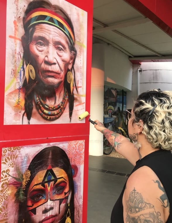 Detalhe de Amanda Amorim trabalhando em uma intervenção artística no Centro Cultural Valdo Varjão.