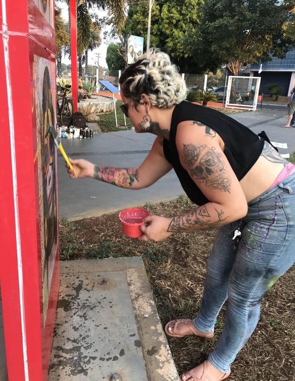 Detalhe de Amanda Amorim trabalhando em uma intervenção artística no Centro Cultural Valdo Varjão.