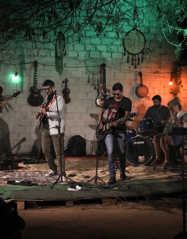 Banda Imigrantes agitando o palco com músicas de Alceu Valença e Chico Science.
