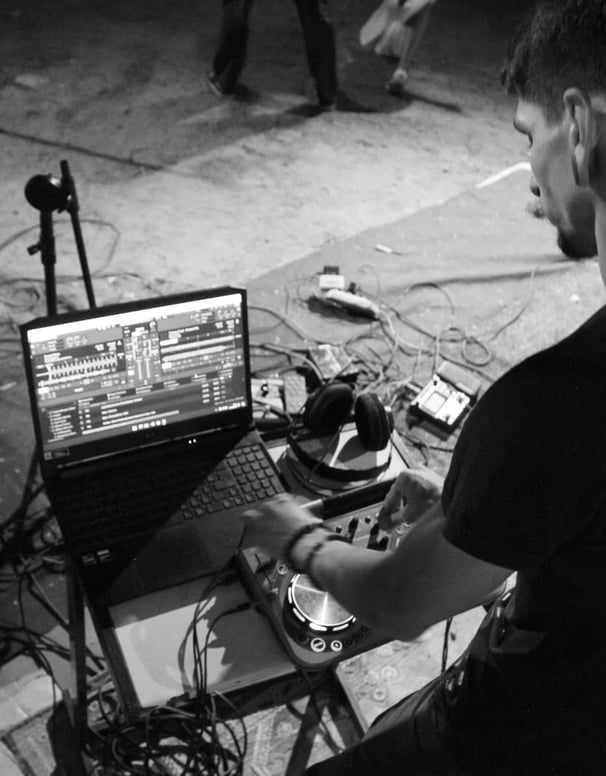 DJ Lunariano (Brendon Locatelli) executando seu set de música techno no encerramento do evento