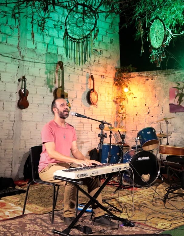 Lenin Correa em uma performance de jazz e MPB