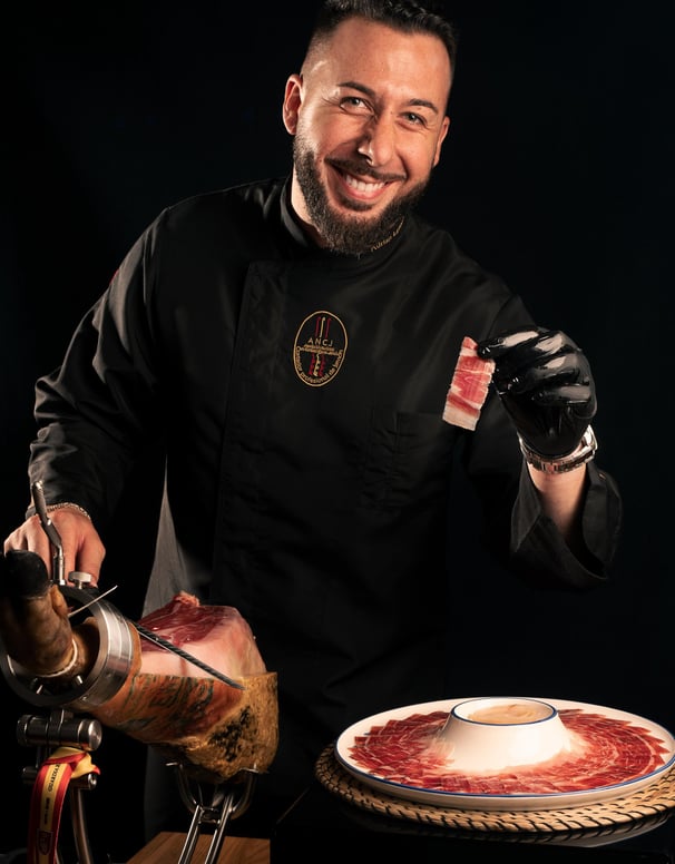 Imagen de Adrián Laynez cortando jamón