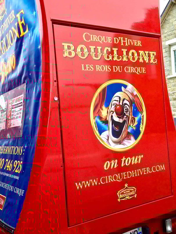 Entrée des convois du Cirque d'Hiver Bouglione à Saint Brieuc