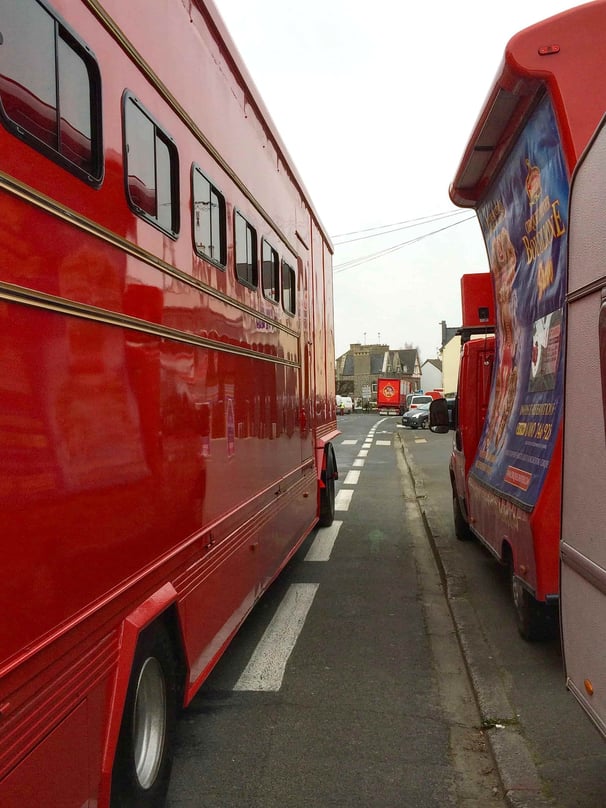 Entrée des convois du Cirque d'Hiver Bouglione à Saint Brieuc