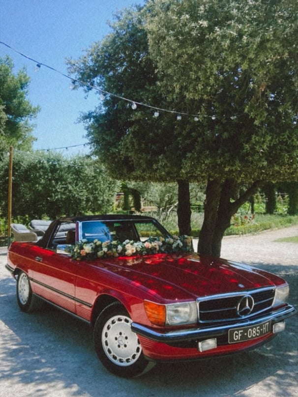 guirlande de fleurs sur voiture des mariés