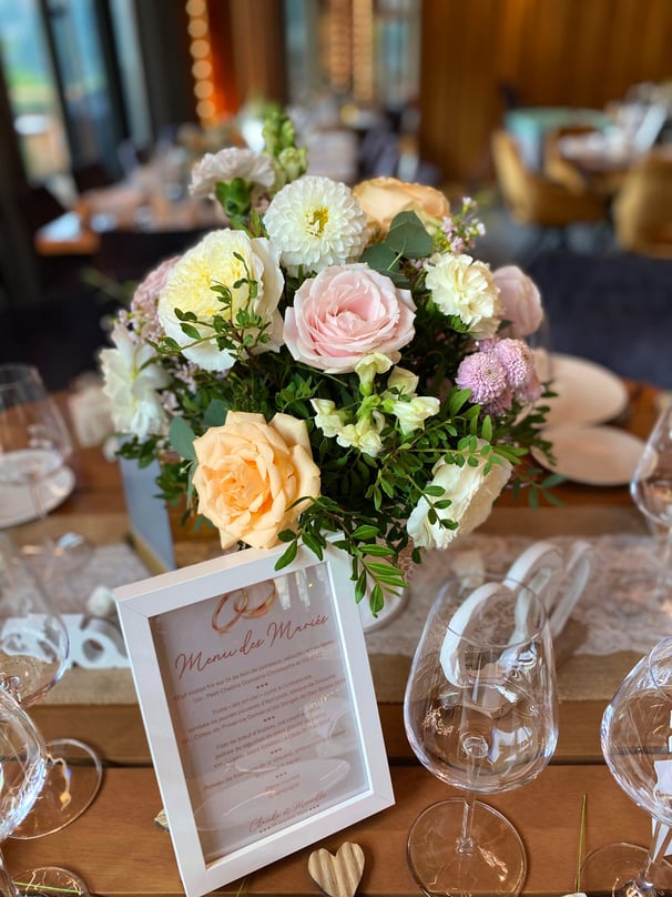 centre de table fleuri mariage couleurs pastels et menu