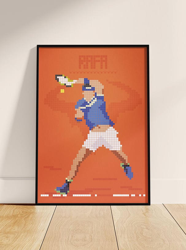 Poster tenis înrămat, cu Rafael Nadal, pe fundalul de zgură de la Roland Garros.