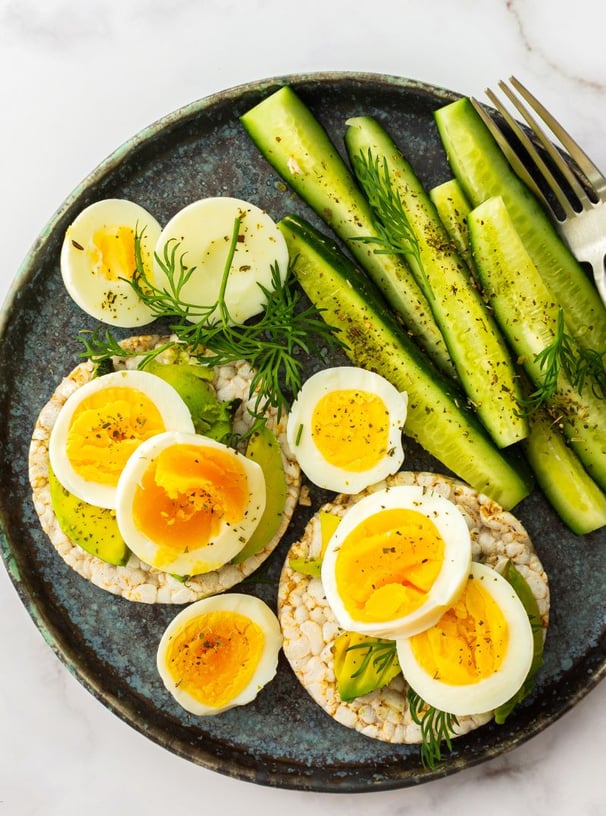 avocado egg rice cakes