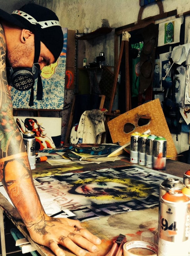 Sérgio Astral em meio às suas obras de arte.