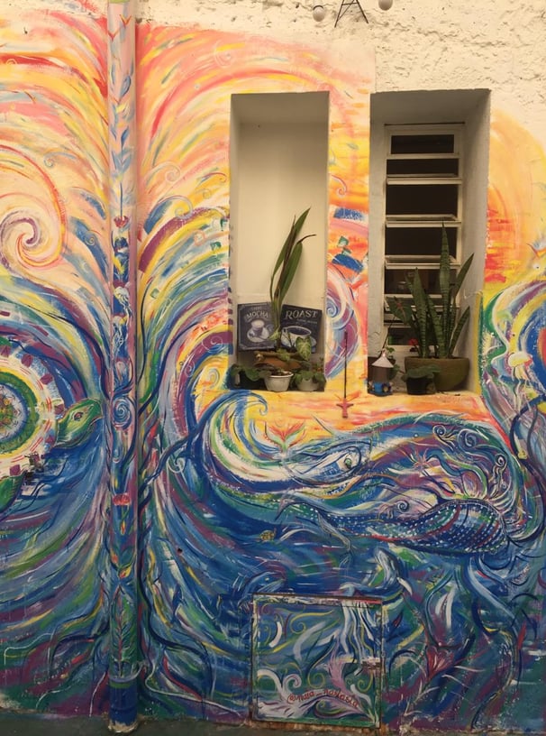 peinture murale réalisée à Rio de Janeiro avec un fond marin et animaux marins sur un coucher de soleil après censure