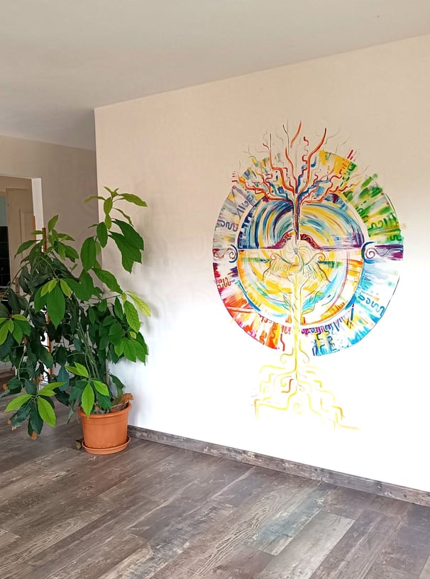 Peinture murale du portail du dragon, avec u format circulaire traversé par un arbre de vie et avec un dragon au centre