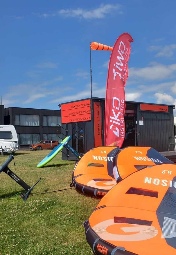 Wind ON kaitavimo ir wing foil mokykla laukia atvykstančių mokinių