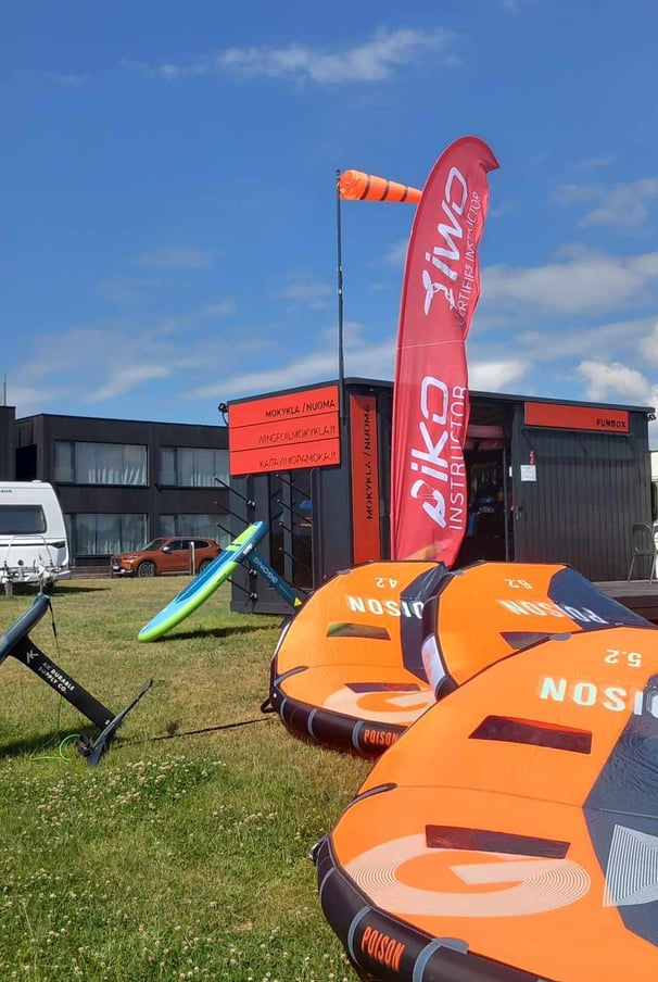 Kaitavimo ir wing foil pamokai paruoštas inventorius sudėtas šalia Wind ON mokyklos