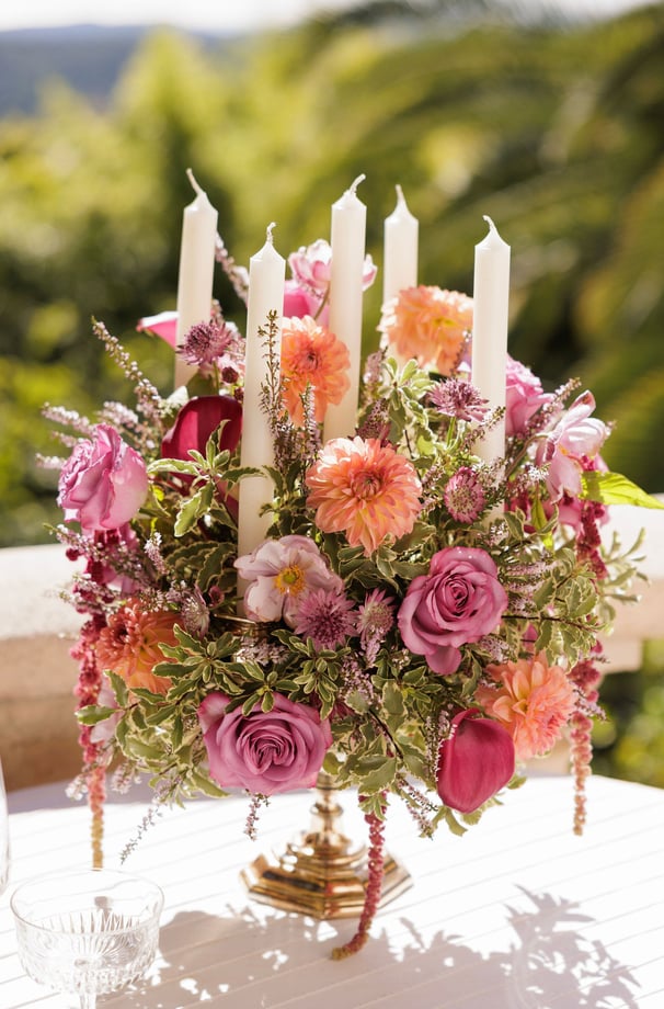 chandelier décoré avec des fleurs et feuillage