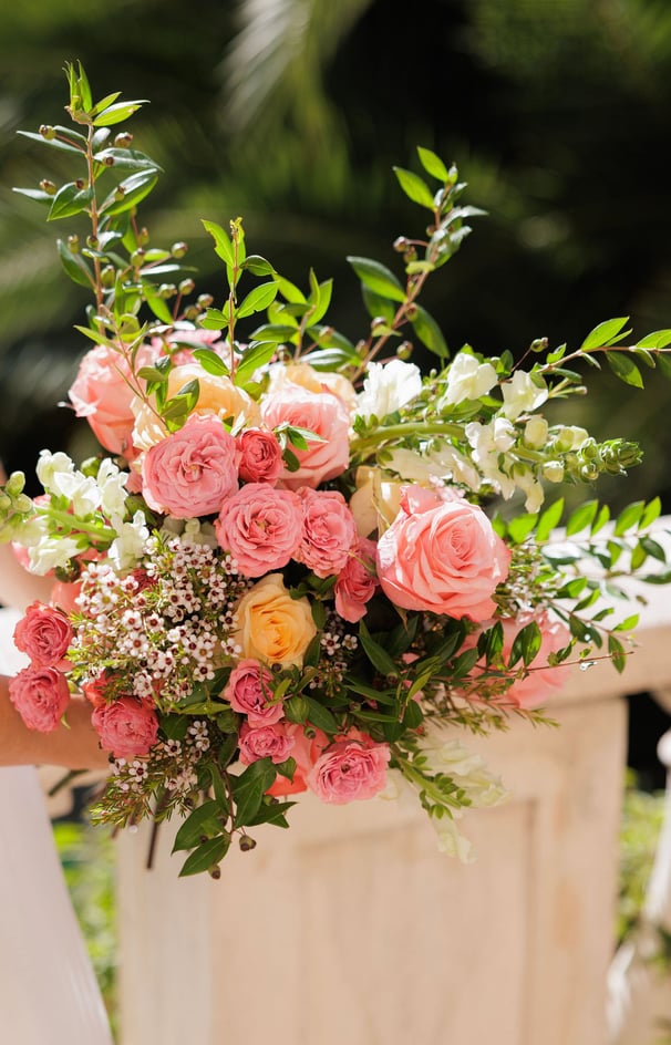 bouquet de fleurs tons roses et blanc