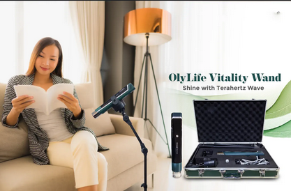 Wanita menggunakan OlyLife Vitality Wand di rumah untuk mengurangi sakit pinggang & nyeri lutut