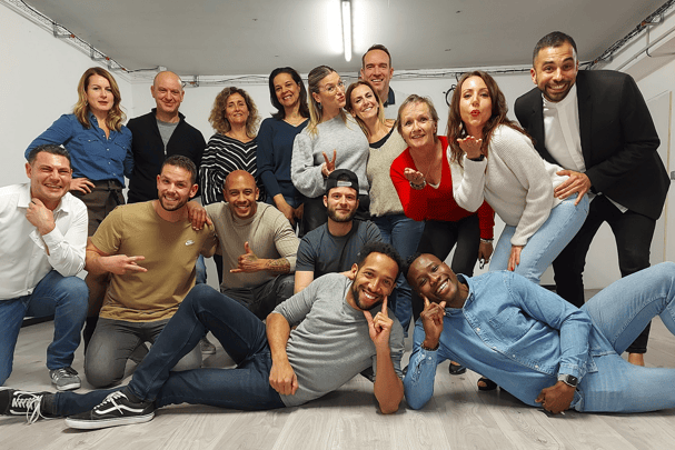 Classe d'élèves heureux avec le sourire lors d'un cours de danse de couple