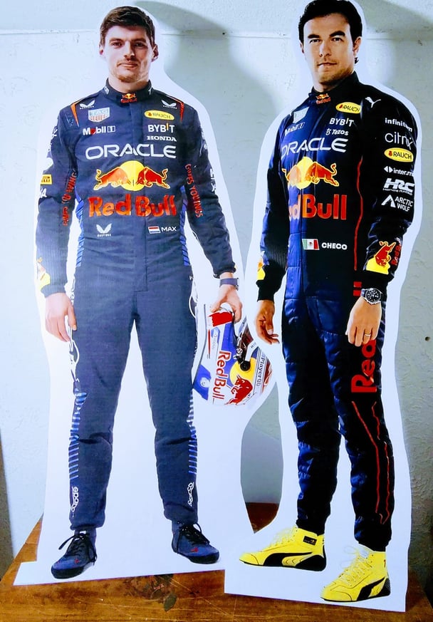 Vinil en coroplast, temática Fórmula 1, Checo Pérez y Max Verstappen, tamaño real.