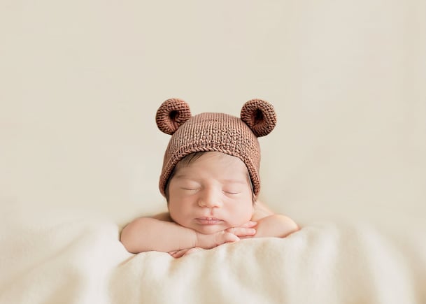 newborn photography baby wearing crochet teddy bear beanie bonnet