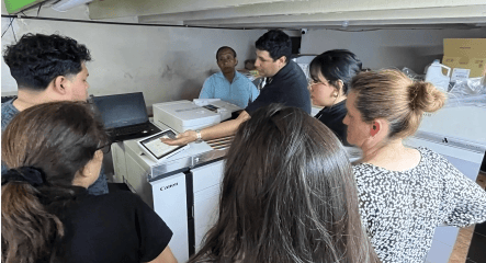 Equipo de profesionales de Perú Impress trabajando en imprenta de Lima