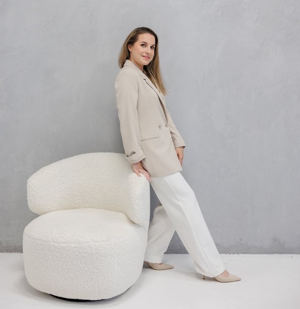 Grafisk designer Rasa June presenterer designløsninger for bedrifter i Norge
