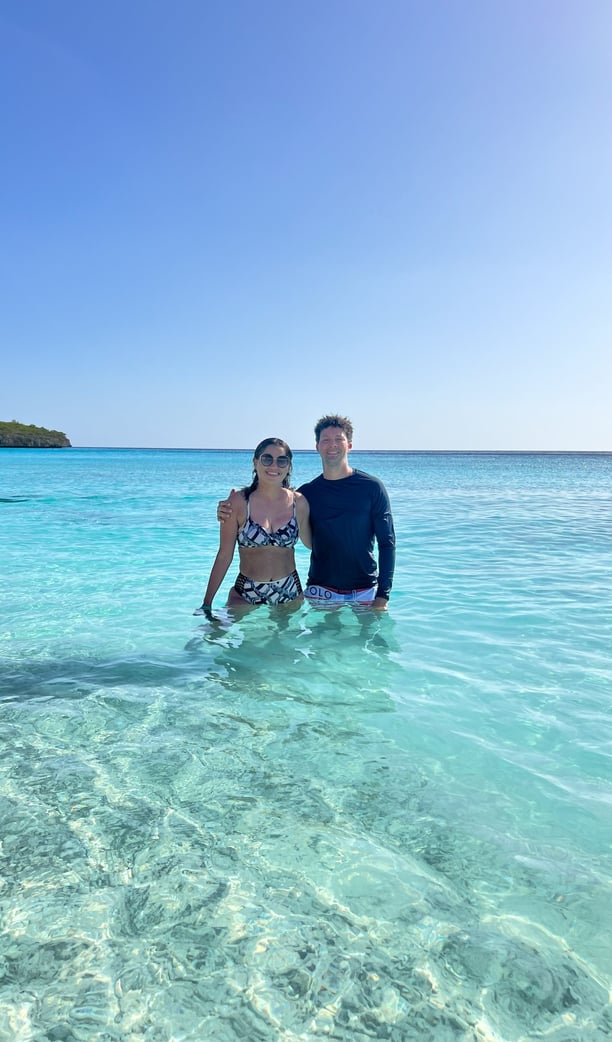 Casal curtindo as praias paradisíacas em Curaçao com águas cristalinas