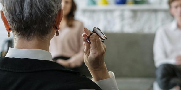 Casal em uma sessão de terapia de casal, buscando ajuda para lidar com seus conflitos 