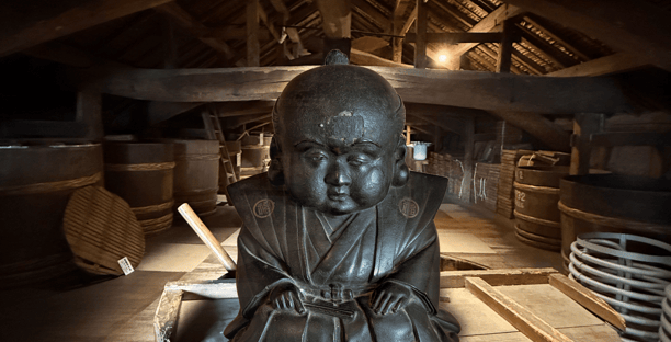 Expert analysant l’authenticité d’une pièce japonaise