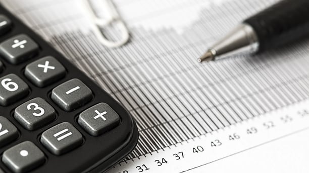 Taschenrechner, Millimeterpapier und Kugelschreiber