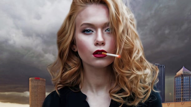 femme blonde en train de fumer