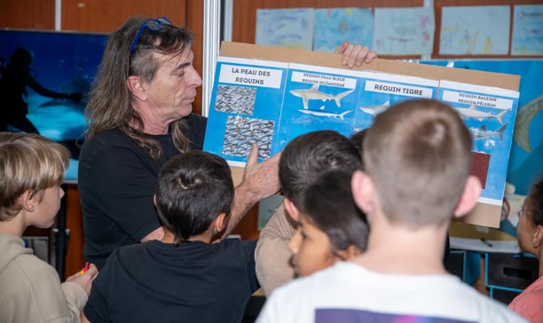 Alain Surina présentant les différentes peaux des requins