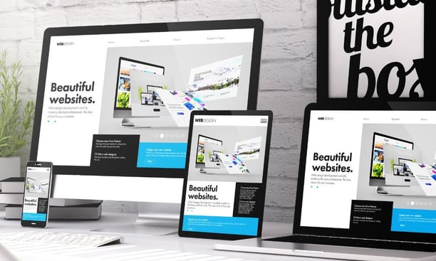 Profesional gestionando su tienda online desde su oficina