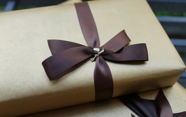 Verpacktes Geschenk mit Schleife