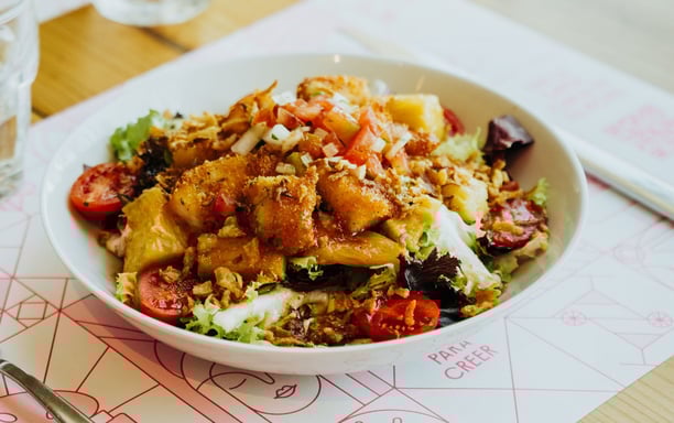 Ensalada fresca con rebozados sin trigo en Santa Lola