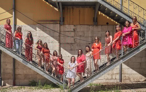 photo de groupe sur un escalier lors d'un we EVJF