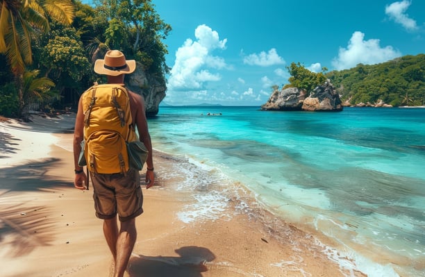 un touriste marche sur la plage