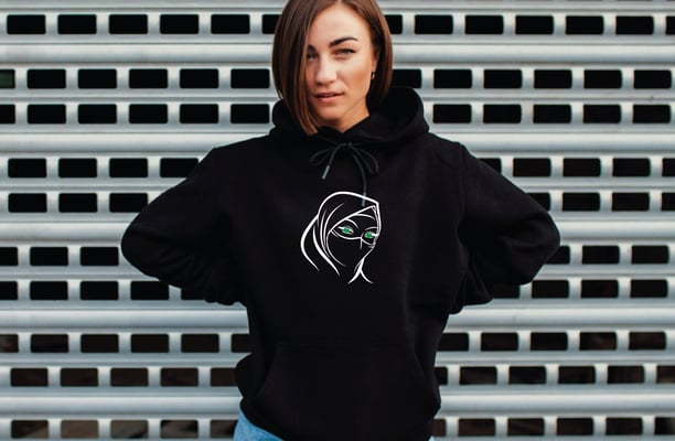 sweat noir porter par une fille avec broderie calligraphique